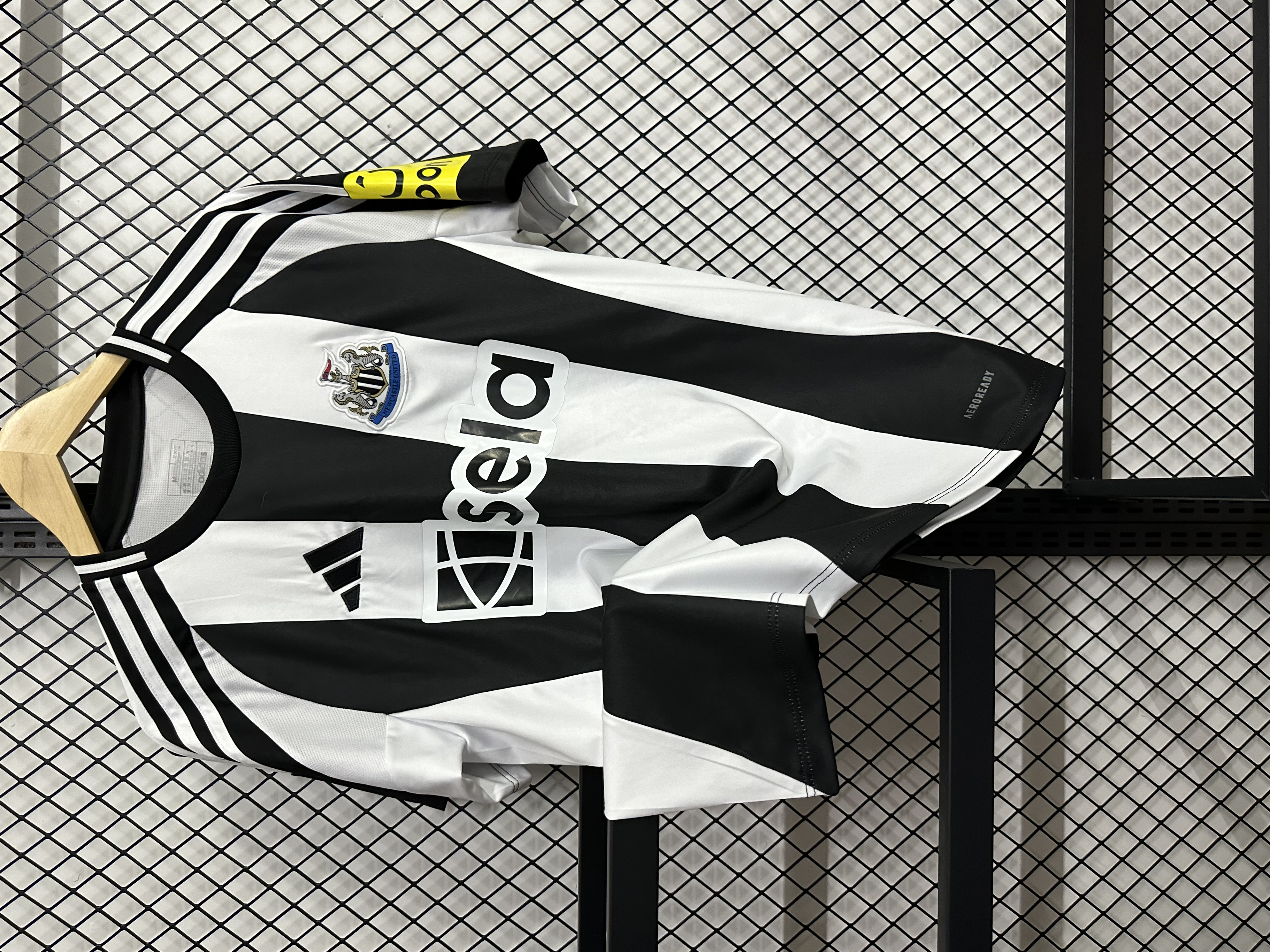 25-26 Newcastle United home fan version jersey, Isaac, Harvey Barnes, Anthony Gordon