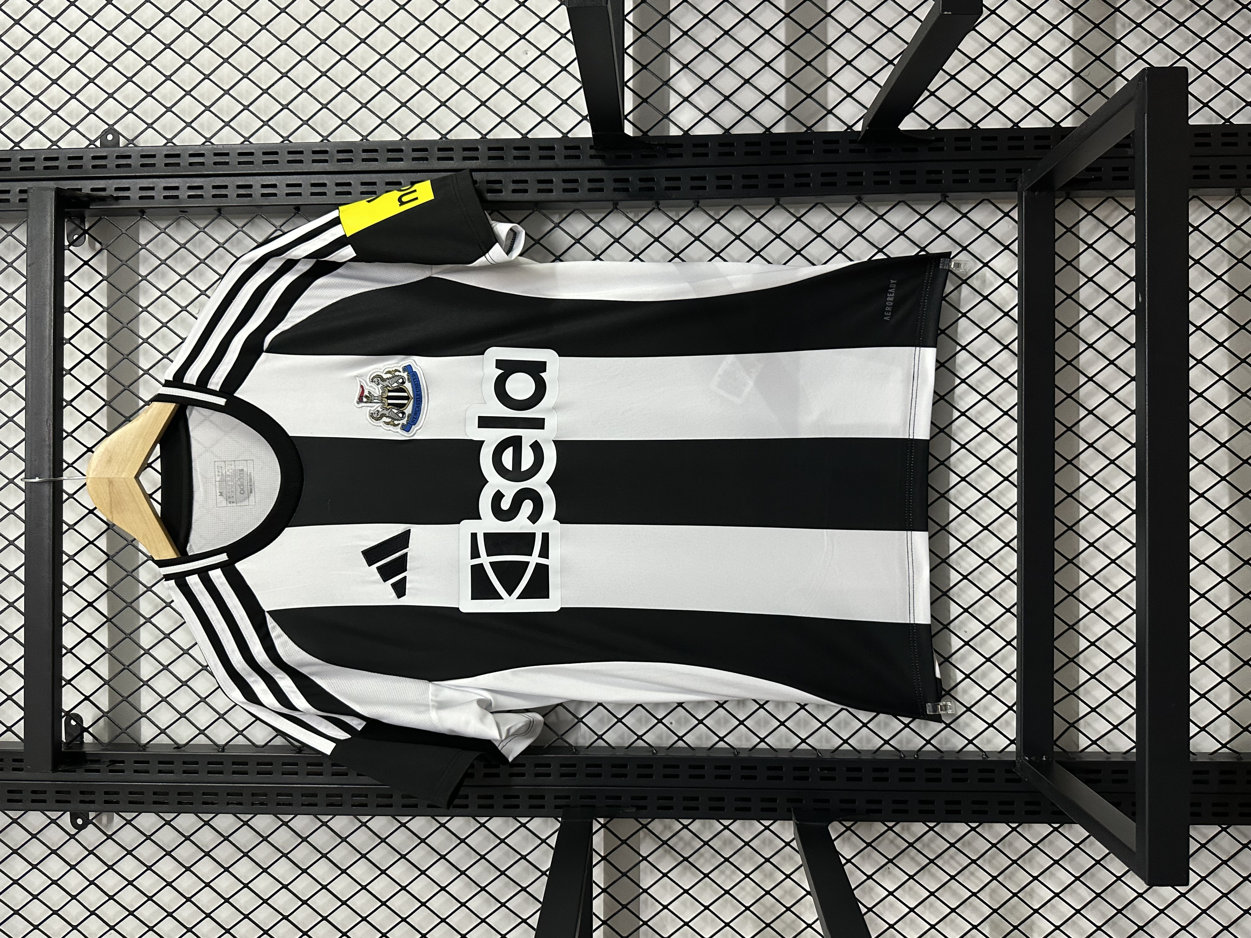 25-26 Newcastle United home fan version jersey, Isaac, Harvey Barnes, Anthony Gordon