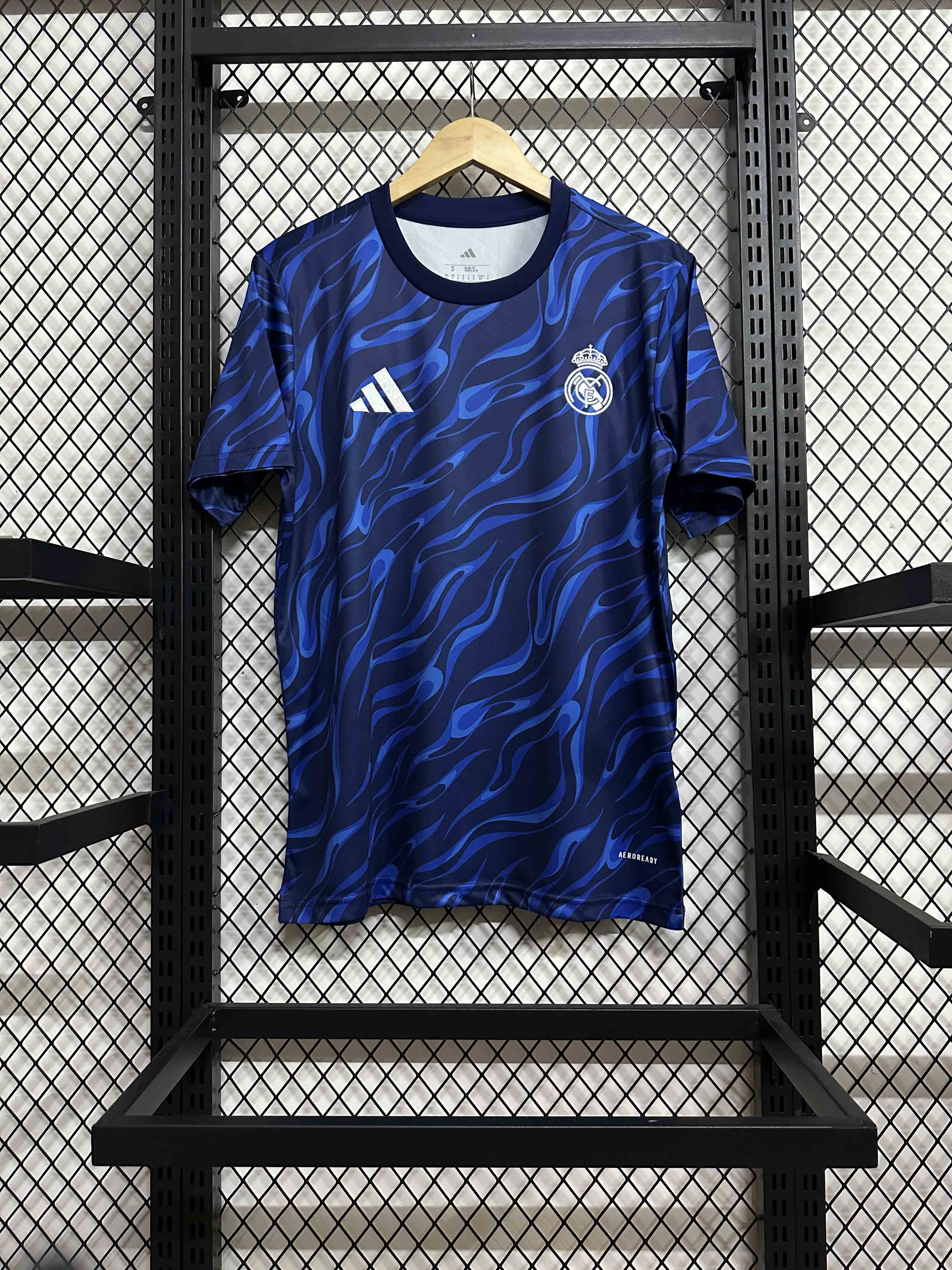 The 25-26 Real Madrid training uniform is royal blue