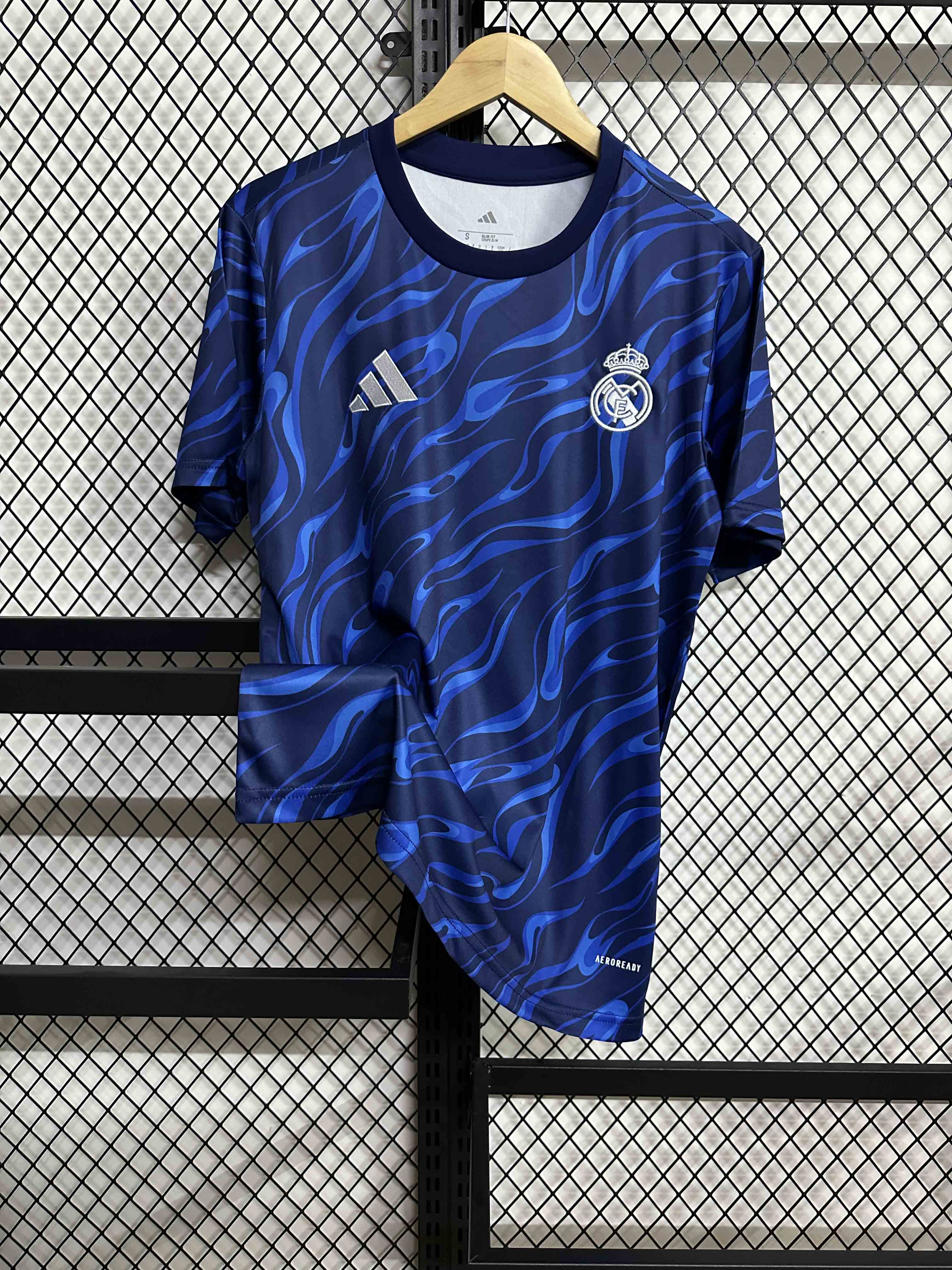 The 25-26 Real Madrid training uniform is royal blue