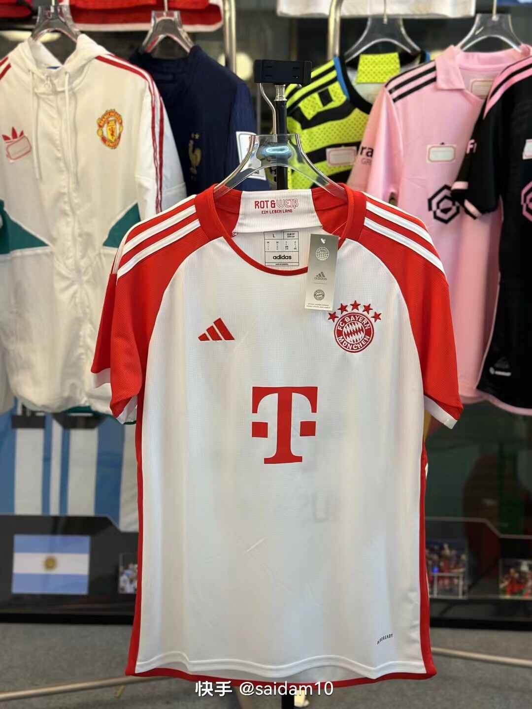 The home jersey of Bayern Munich for the 23-24 draw