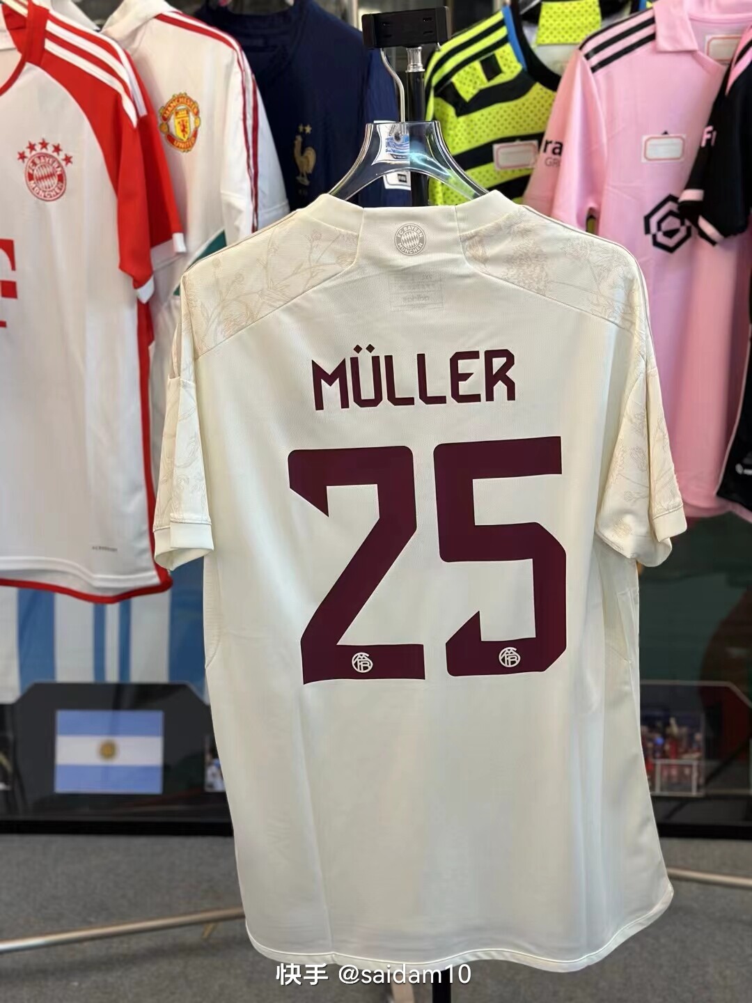 This is Muller's jersey for Bayern's second away game in the 23-24 draw
