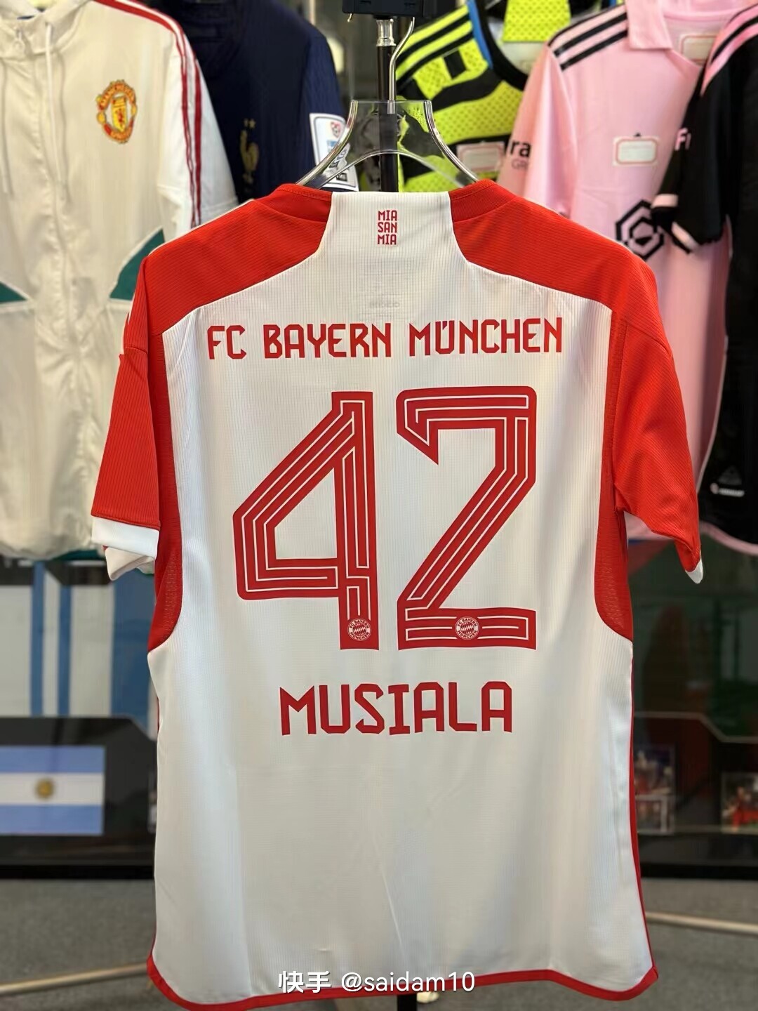 The home jersey of Bayern Munich for the 23-24 draw
