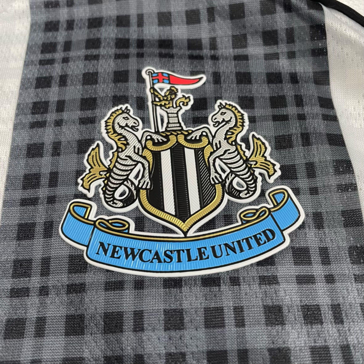 25-26 Newcastle United home jersey, Isaac, Harvey Barnes, Anthony Gordon, Osula