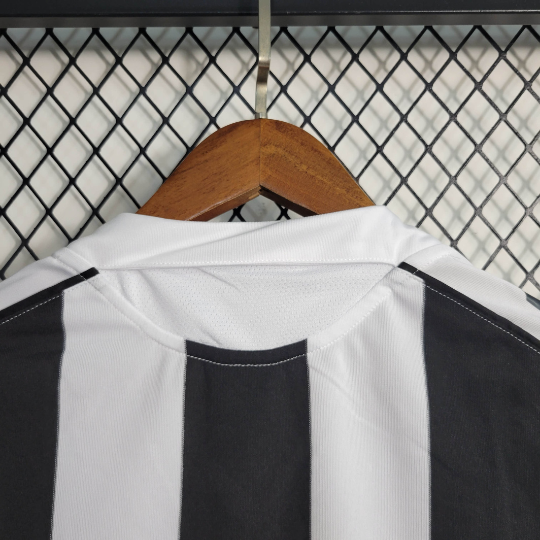 05/06 Newcastle United Retro Home Jersey