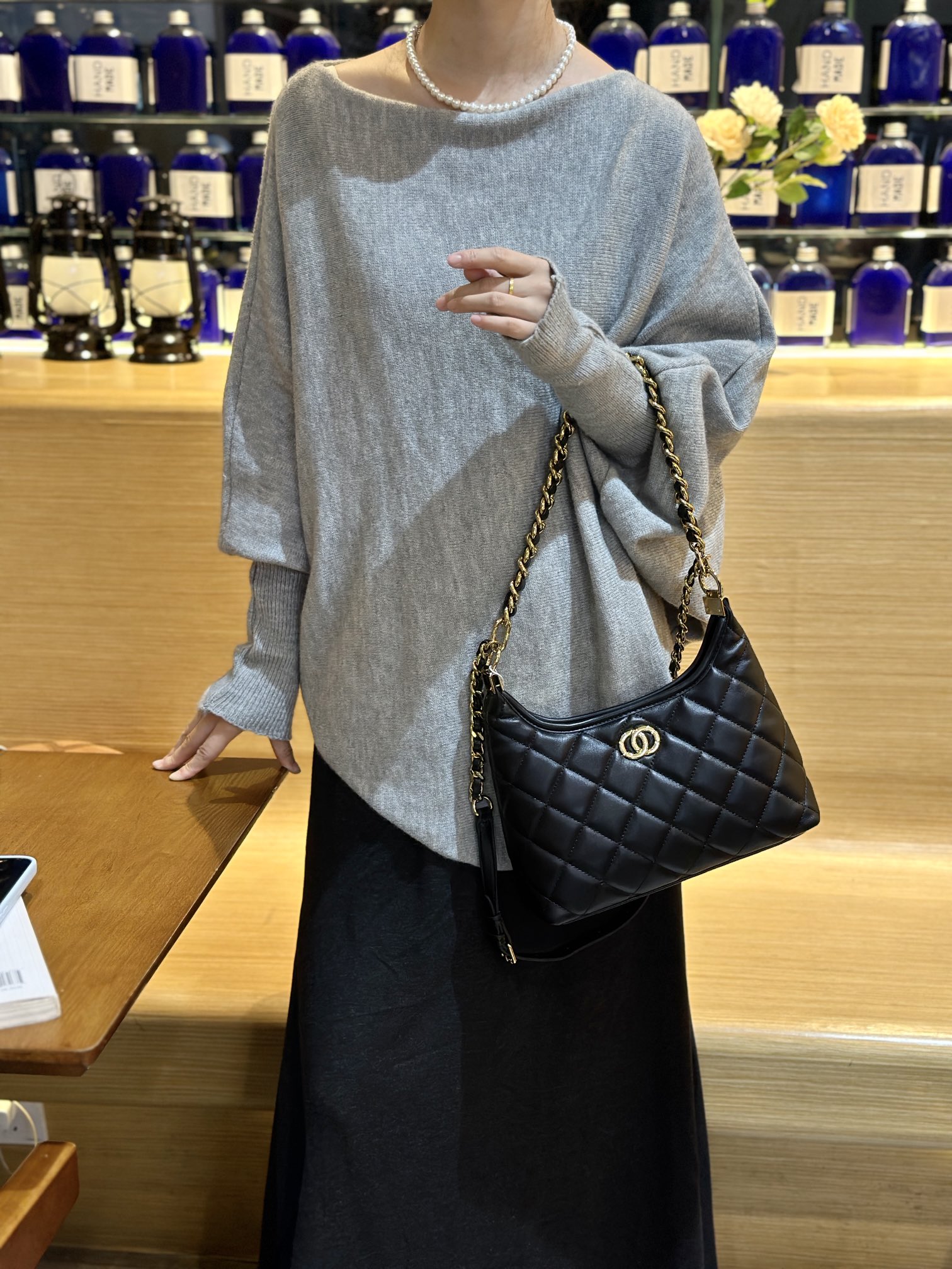 Quilted Lambskin Chain Shoulder Bag – Black, 28×10×23cm