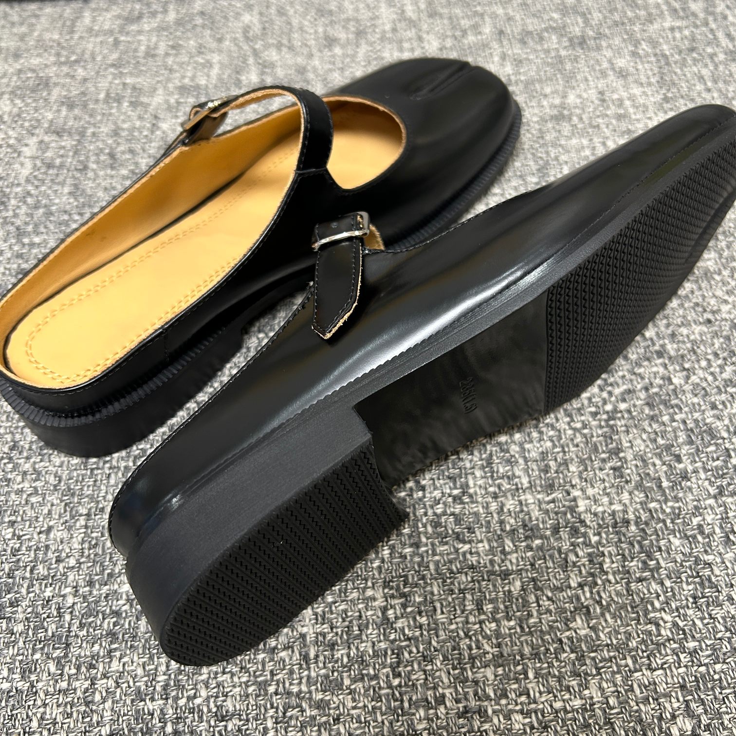M 3 Tabi Split-Toe Leather Mary Jane Flats Black Brown 2025