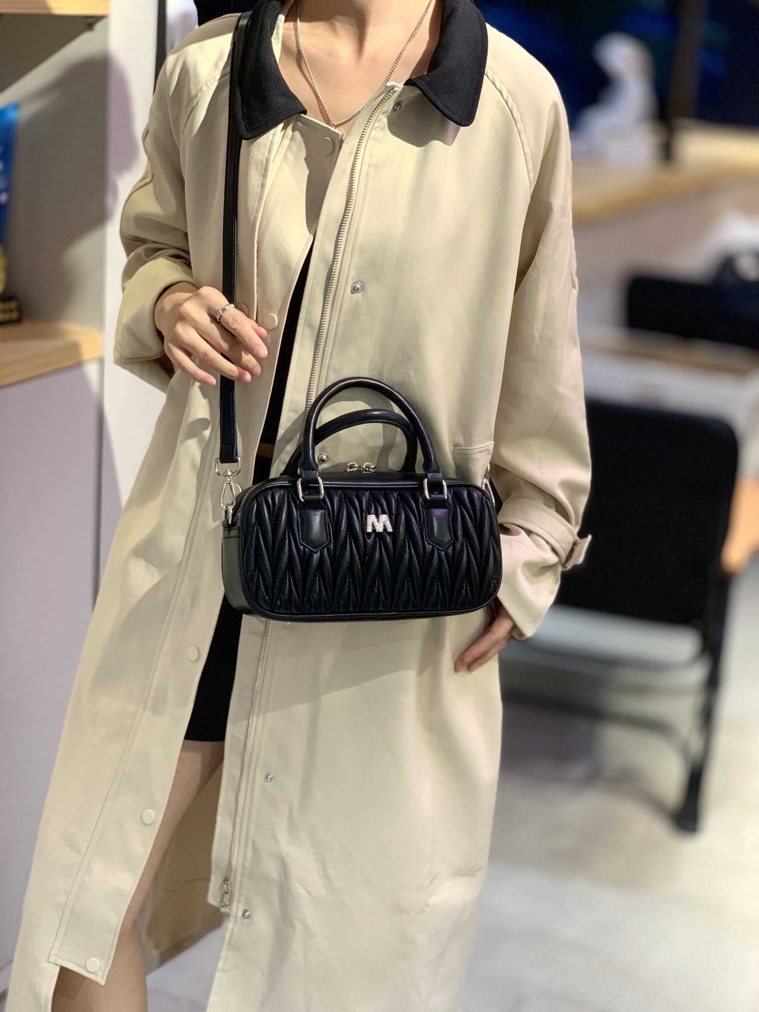 M8541 Quilted Soft Lambskin Handbag – 25×7×14cm