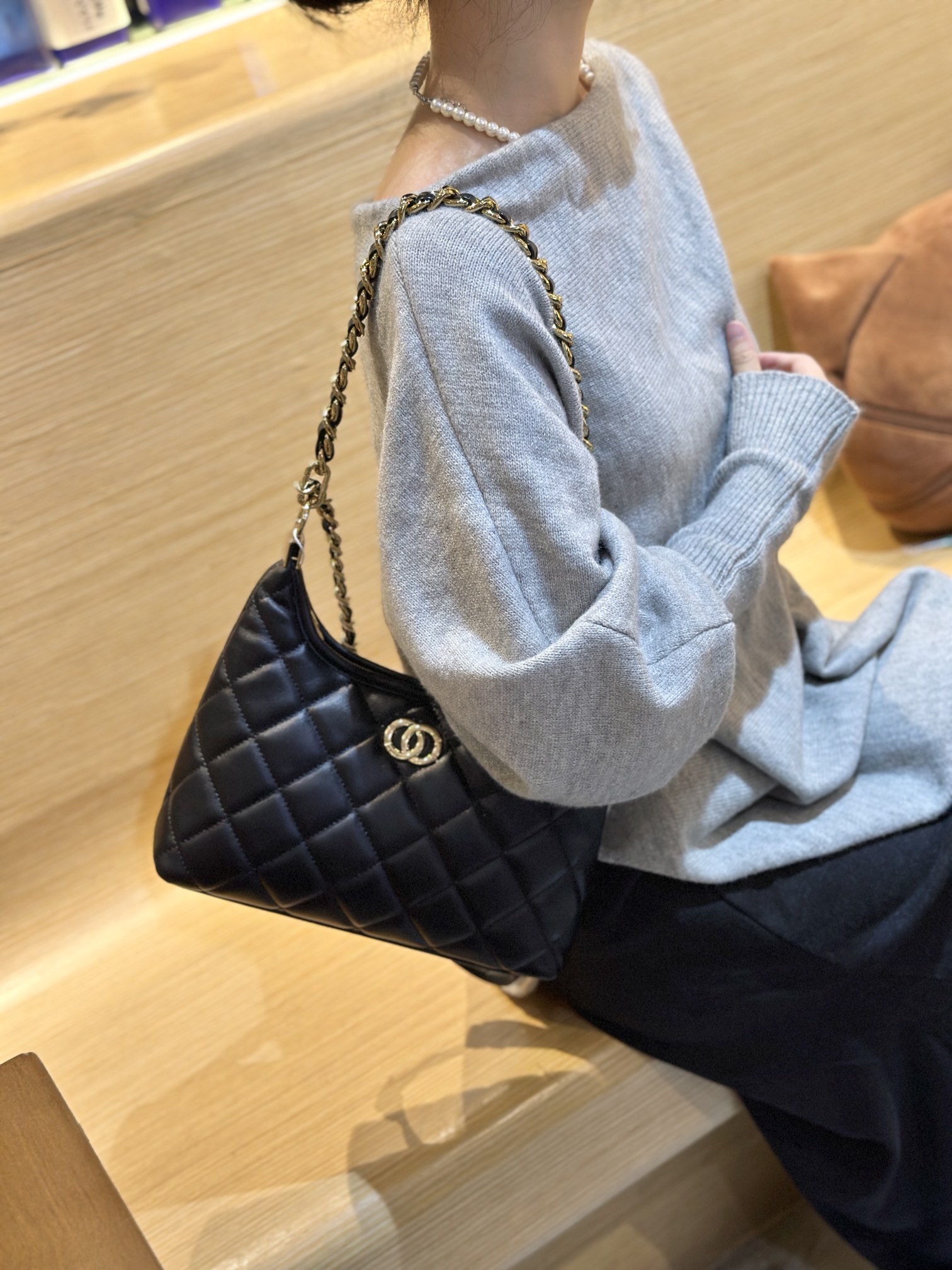 Quilted Lambskin Chain Shoulder Bag – Black, 28×10×23cm