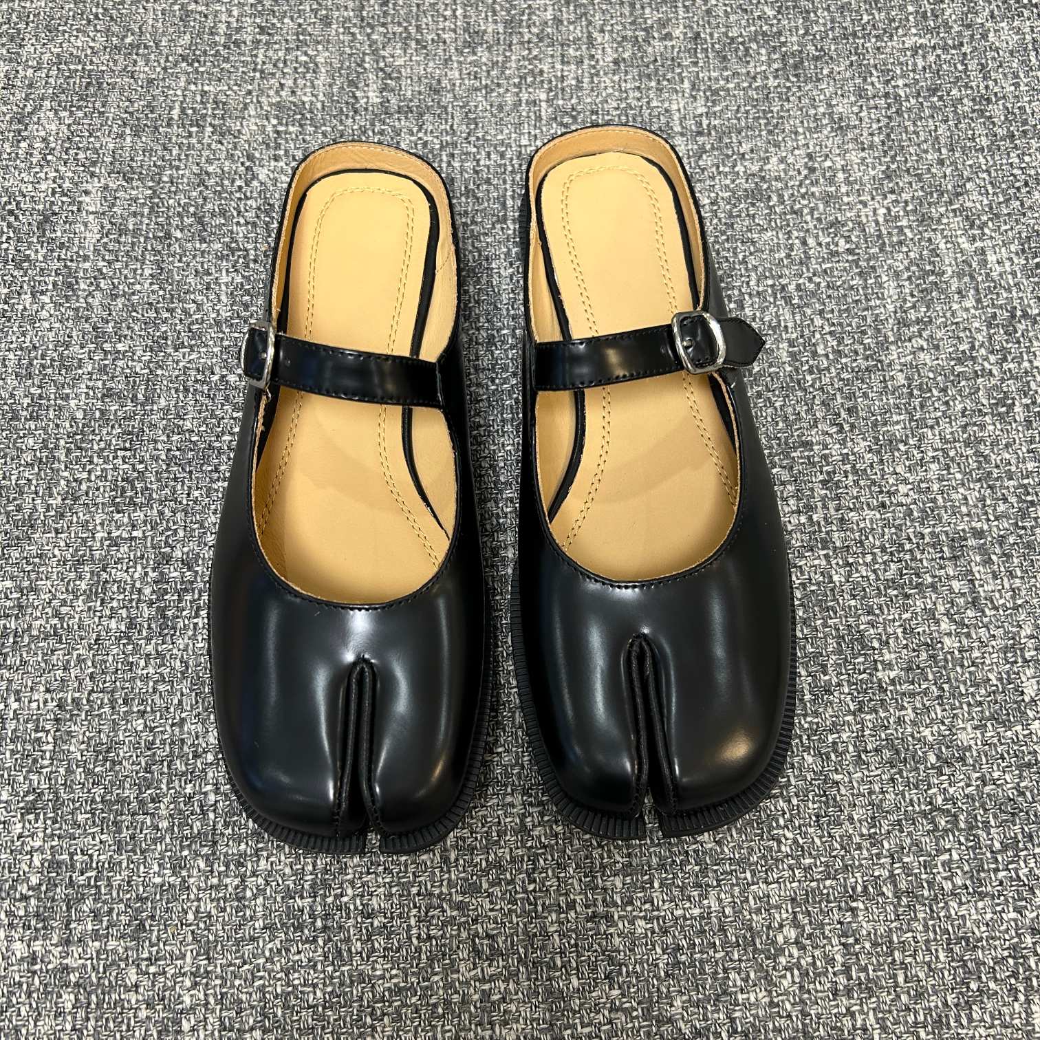 M 3 Tabi Split-Toe Leather Mary Jane Flats Black Brown 2025