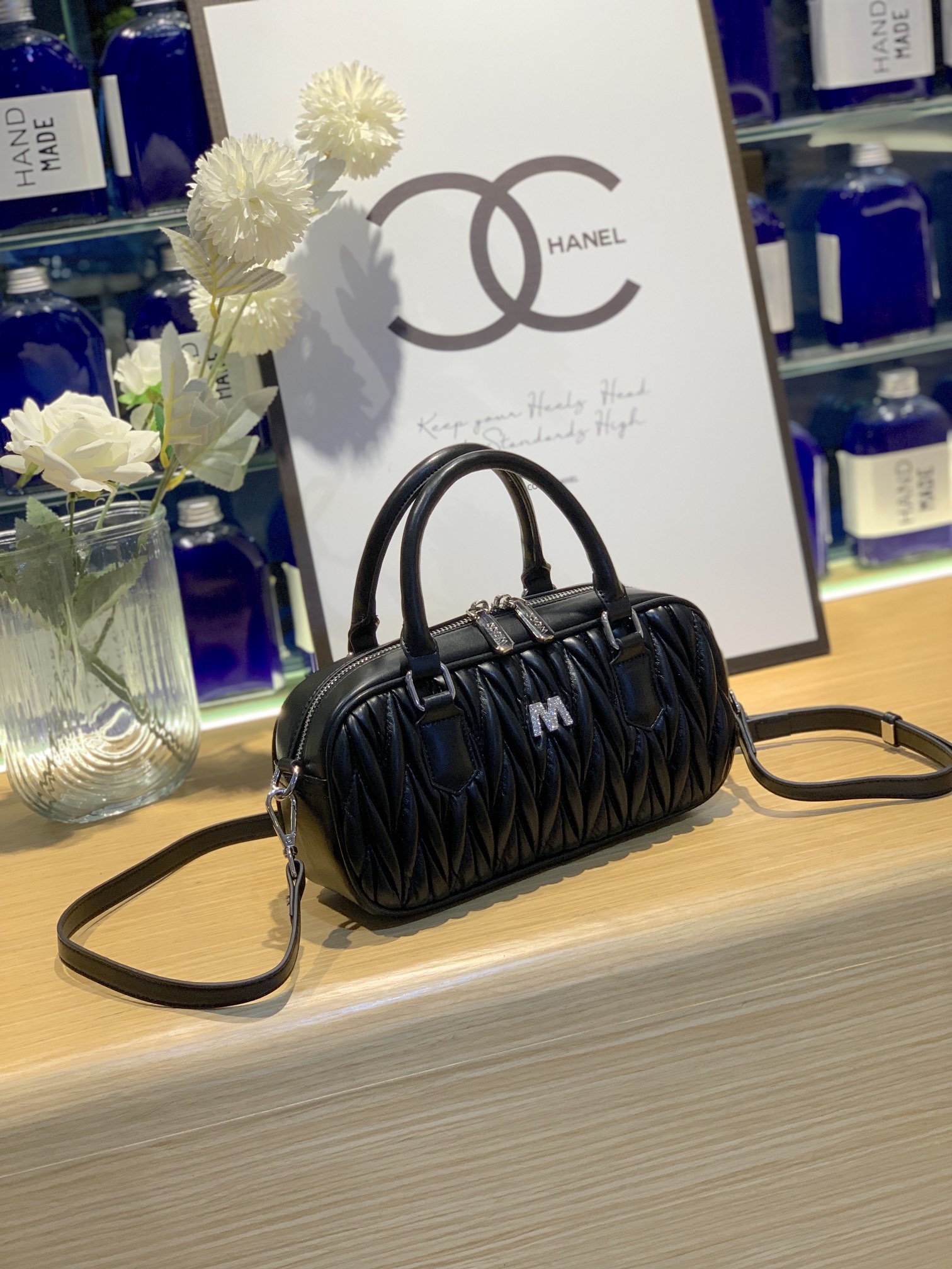 M8541 Quilted Soft Lambskin Handbag – 25×7×14cm