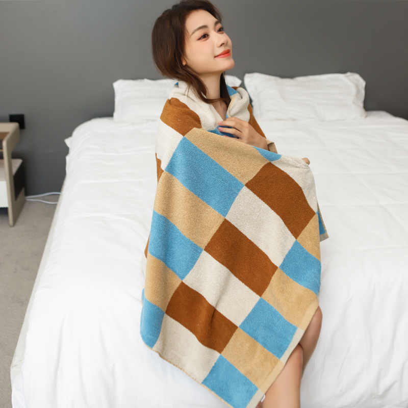 Warm checkered 100% cotton bath towel is not easy to shed.