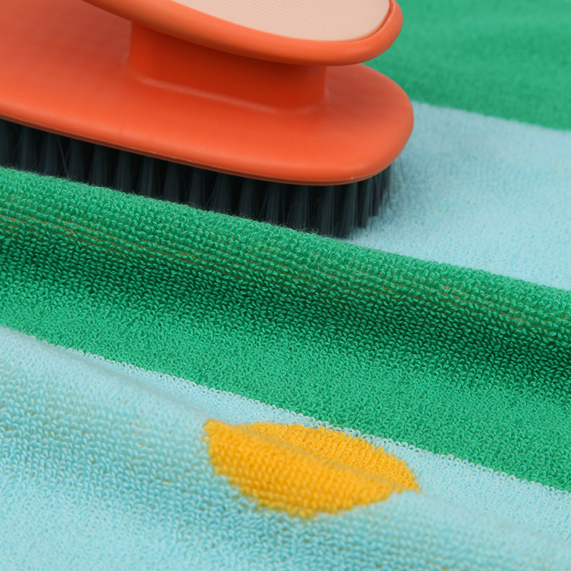 Cartoon bath towel softens and protects skin