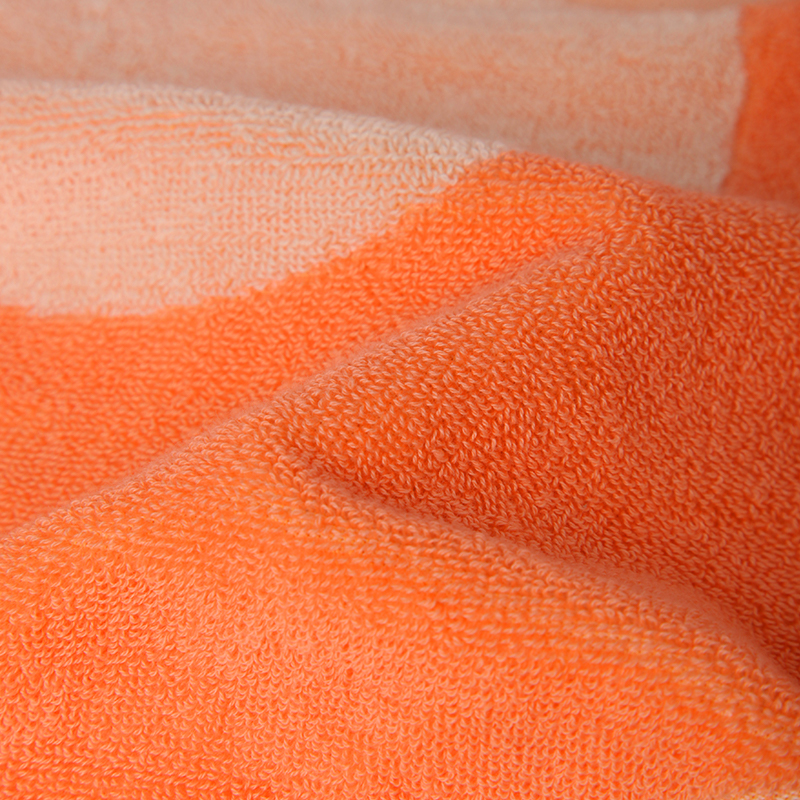 100% cotton bath towel is soft, absorbent and not easy to shed.