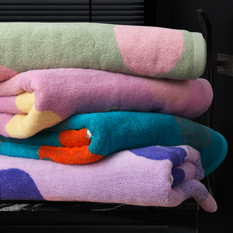 Soft and absorbent 100% cotton bath towel with cartoon pattern