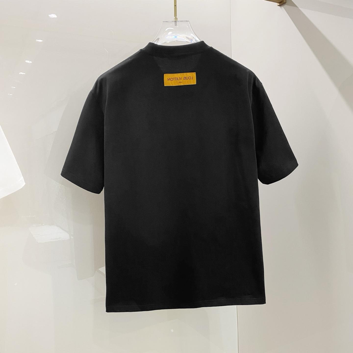 Embroidered patch graphic T-shirt