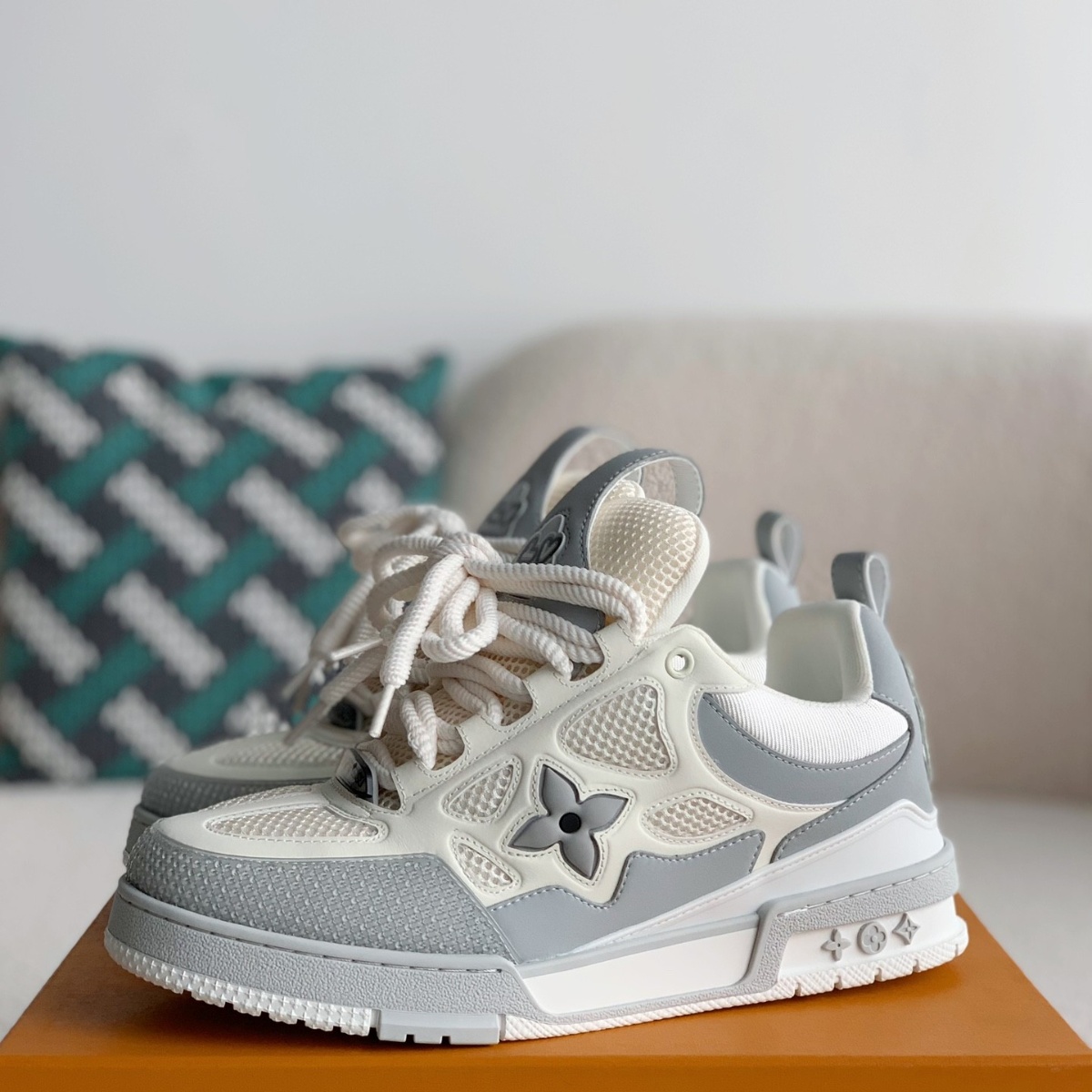 Monogram Trainer Hellgrauer Sneaker