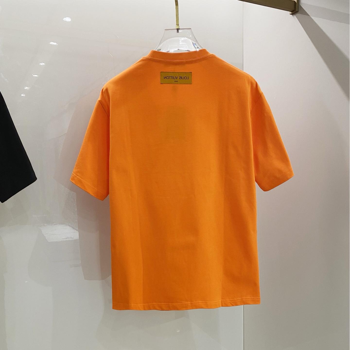 Embroidered patch graphic T-shirt