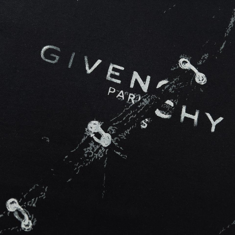 Visual dislocation letter T-shirt