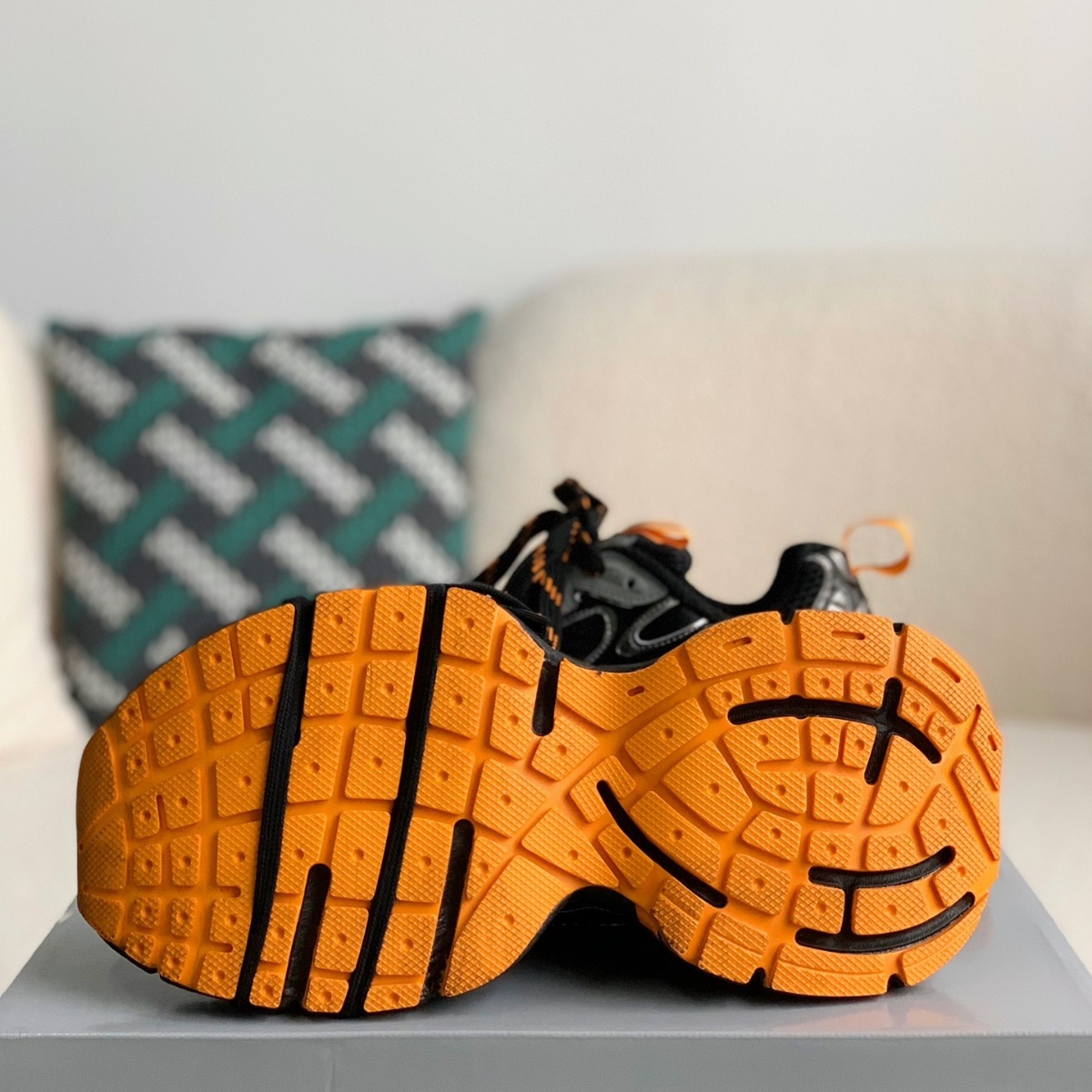 Sneaker 'Worn-Out - Black Orange'