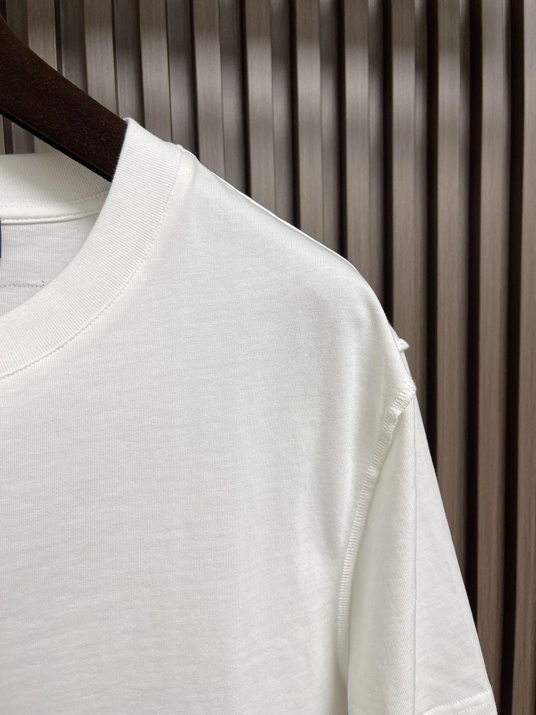 Embossed short-sleeved T-shirt