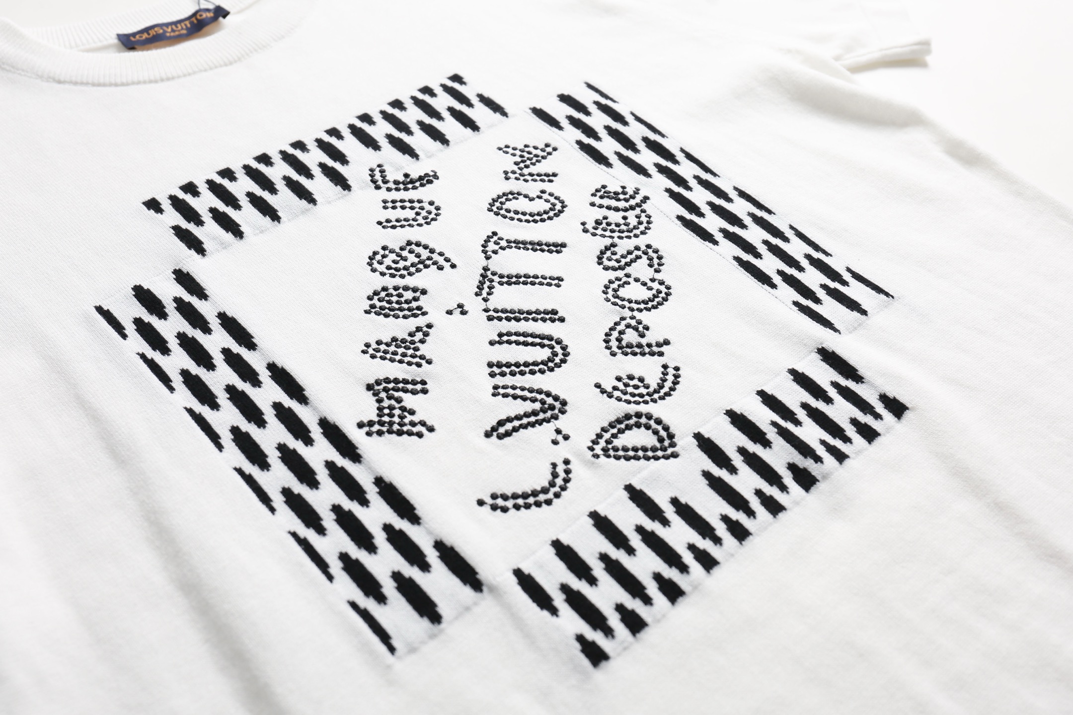 3D embroidered T-shirt