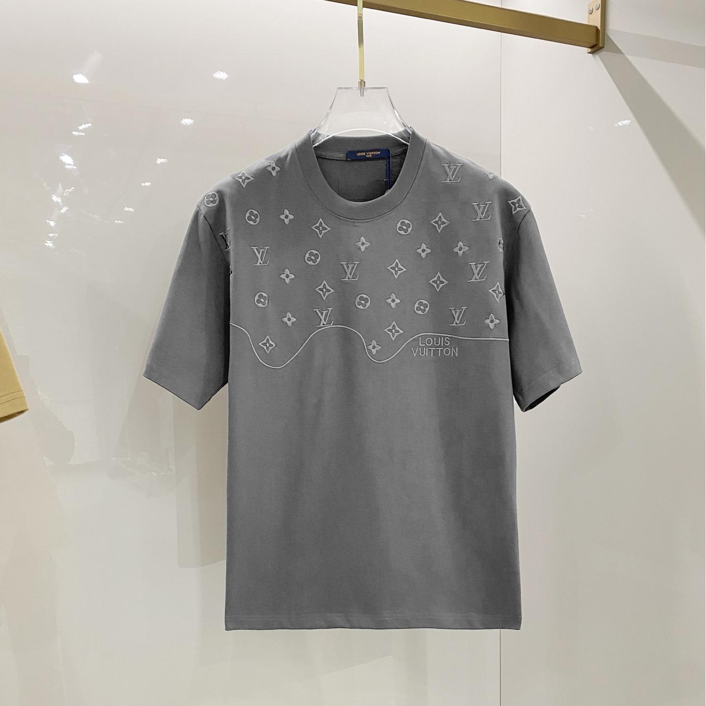 Embroidered patch graphic T-shirt