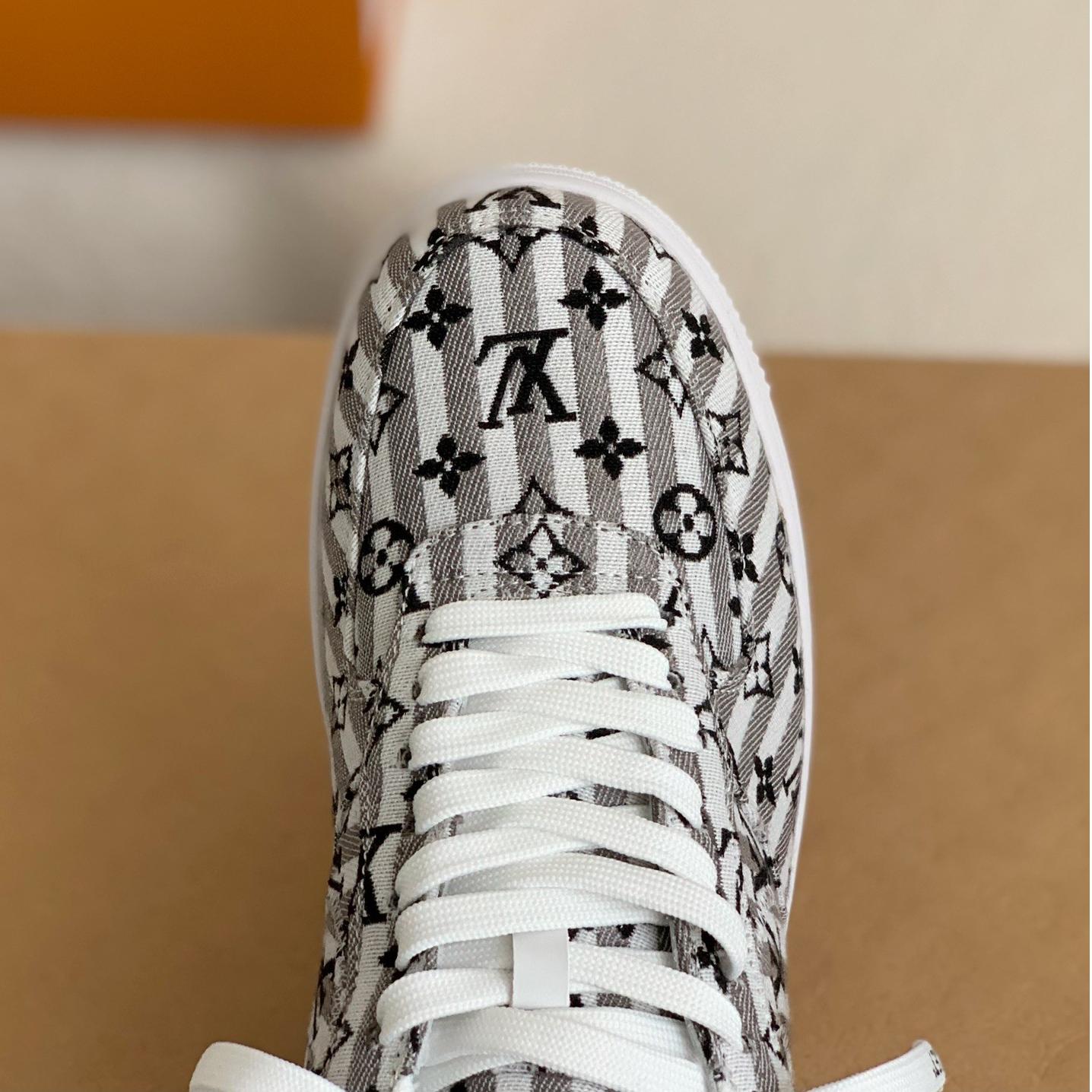 Canvas embroidered lettering sneakers