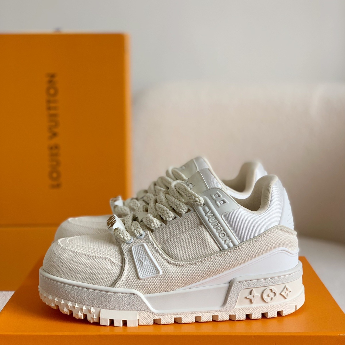 White training long sneakers