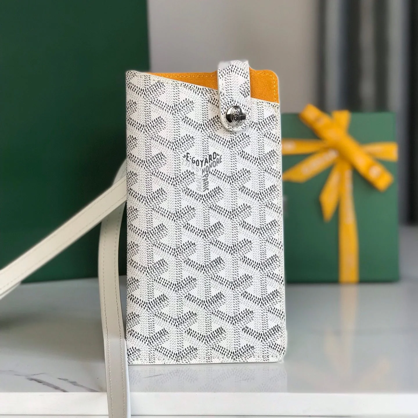 Gm Case 18 In White Canvas