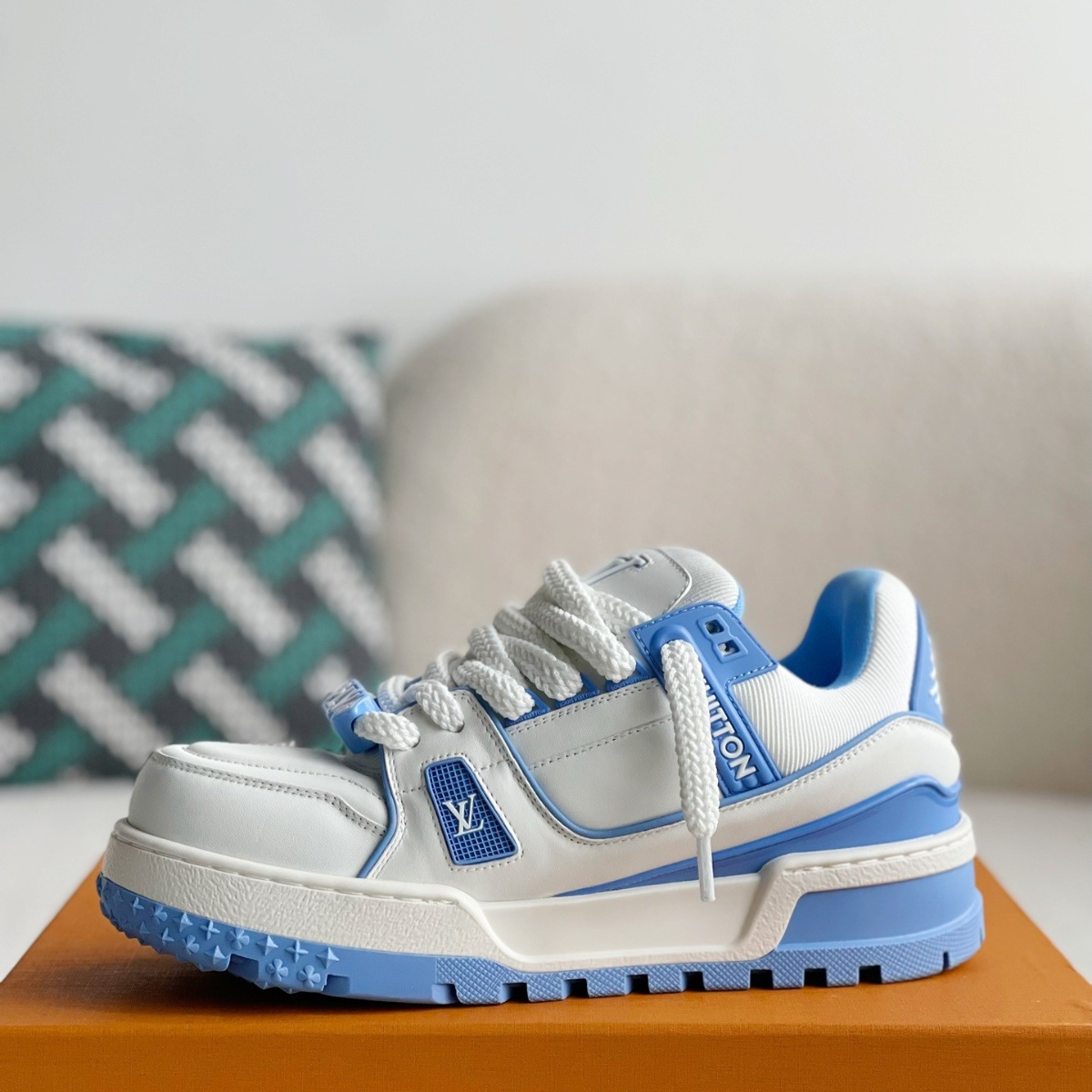 Blue casual sneakers