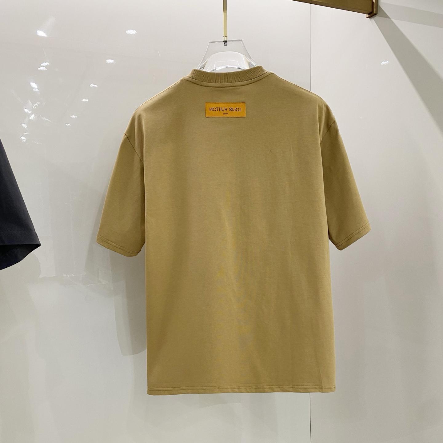 Embroidered patch graphic T-shirt