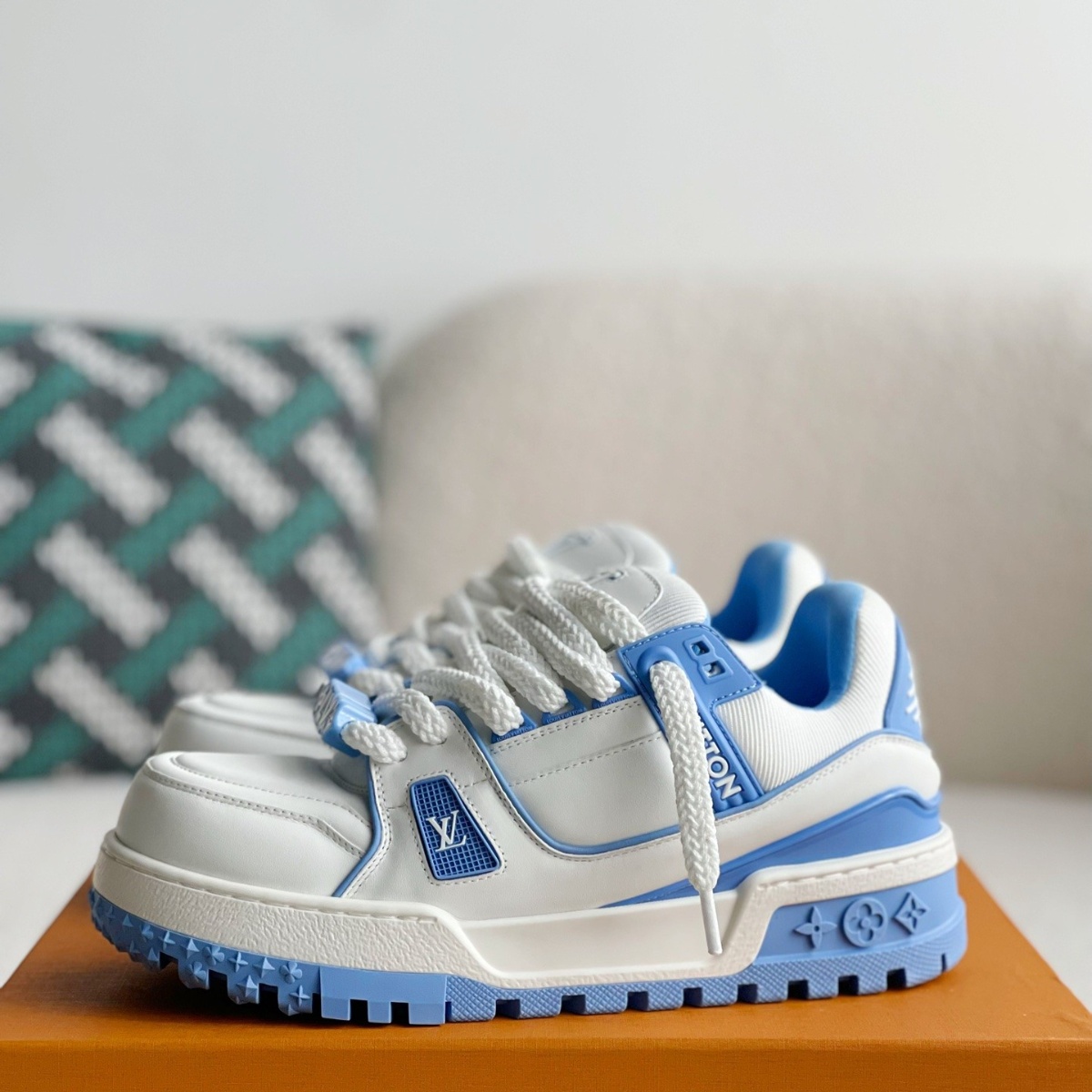 Blue casual sneakers
