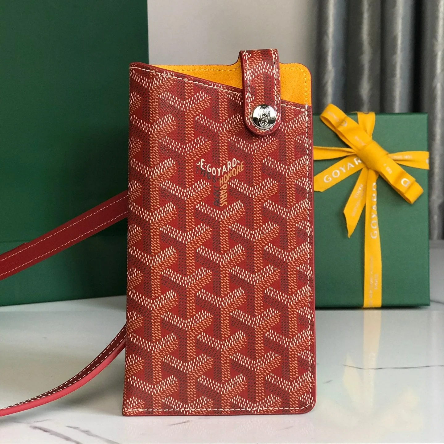 Gm Case 18 In Red Canvas