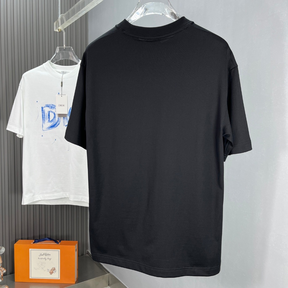 Latest short-sleeved round neck T-shirt