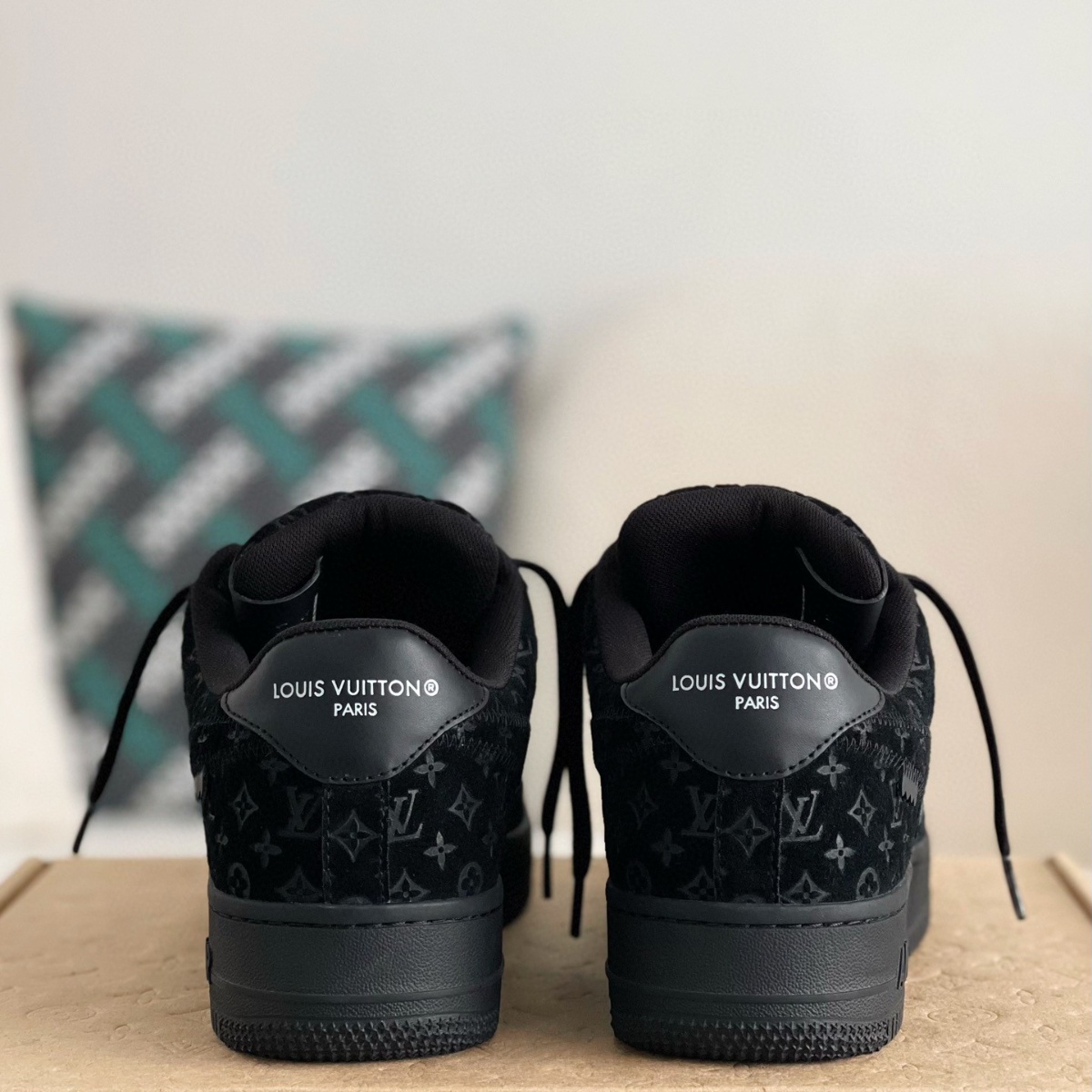 Black\White Lettering Sneakers