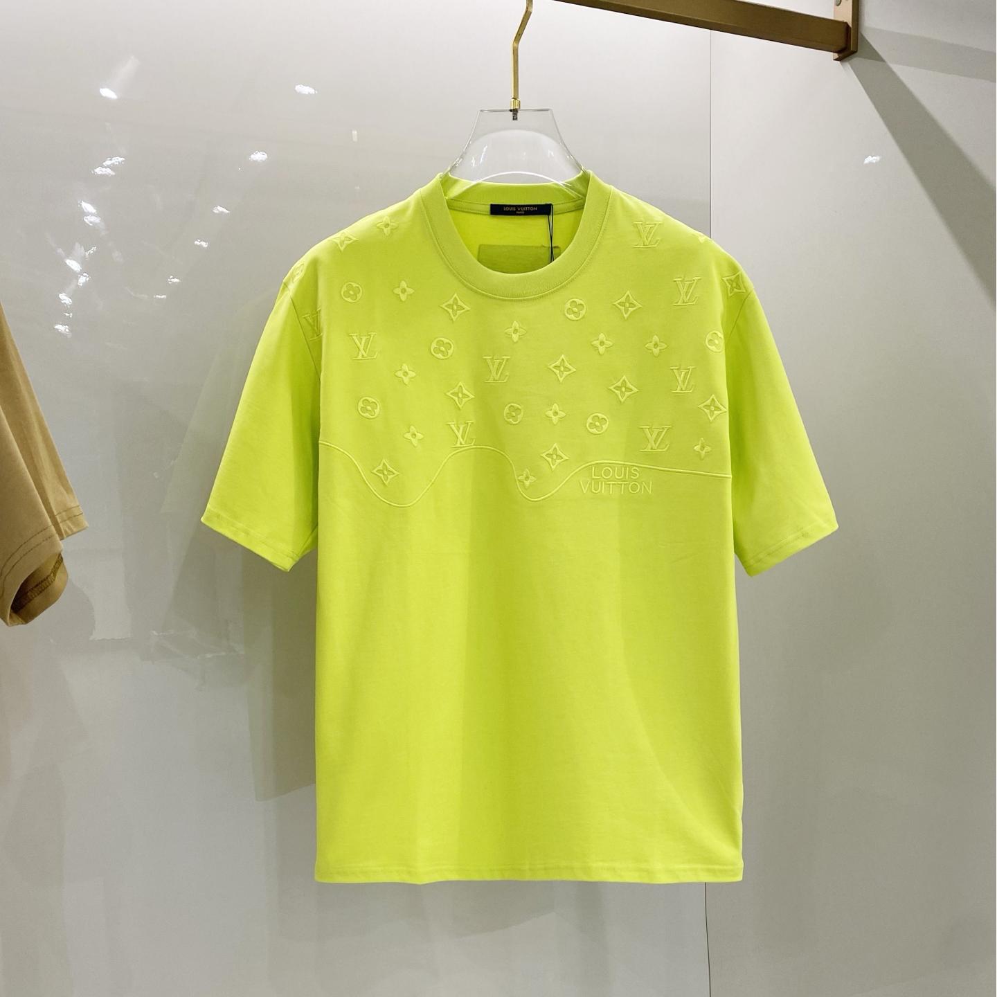 Embroidered patch graphic T-shirt