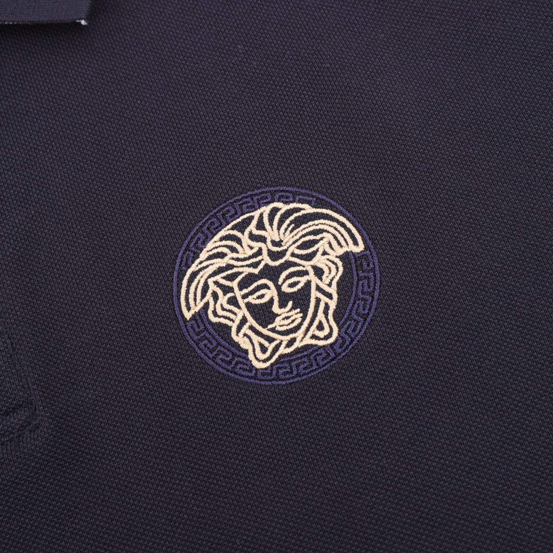 Polo shirt with portrait embroidery on chest