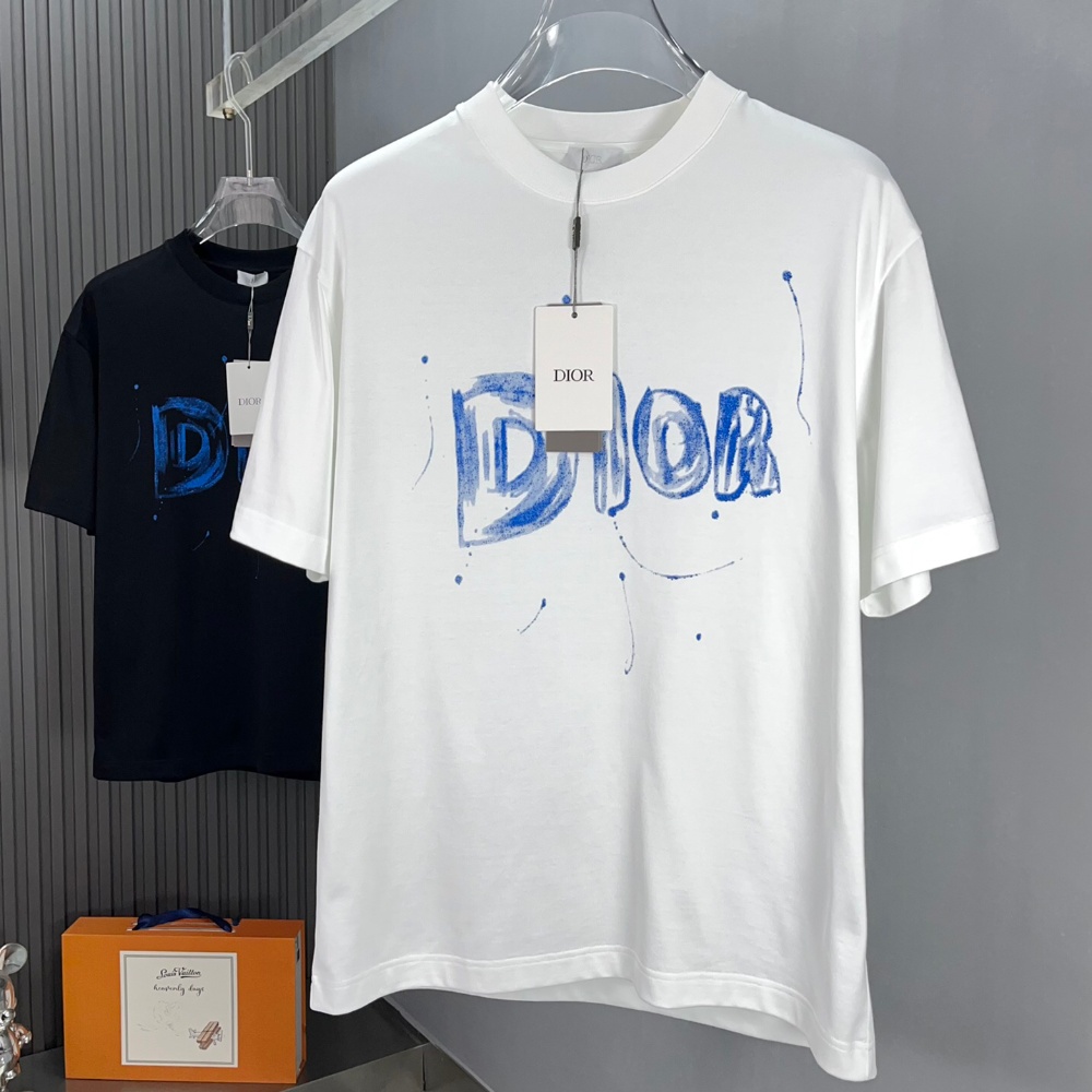 Latest short-sleeved round neck T-shirt