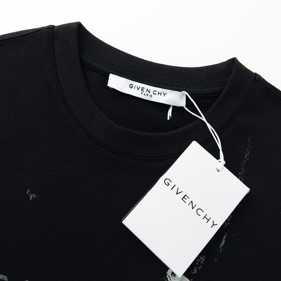 Visual dislocation letter T-shirt