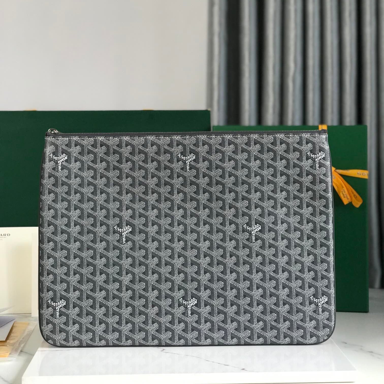 Pouch 40 In Grey Canvas