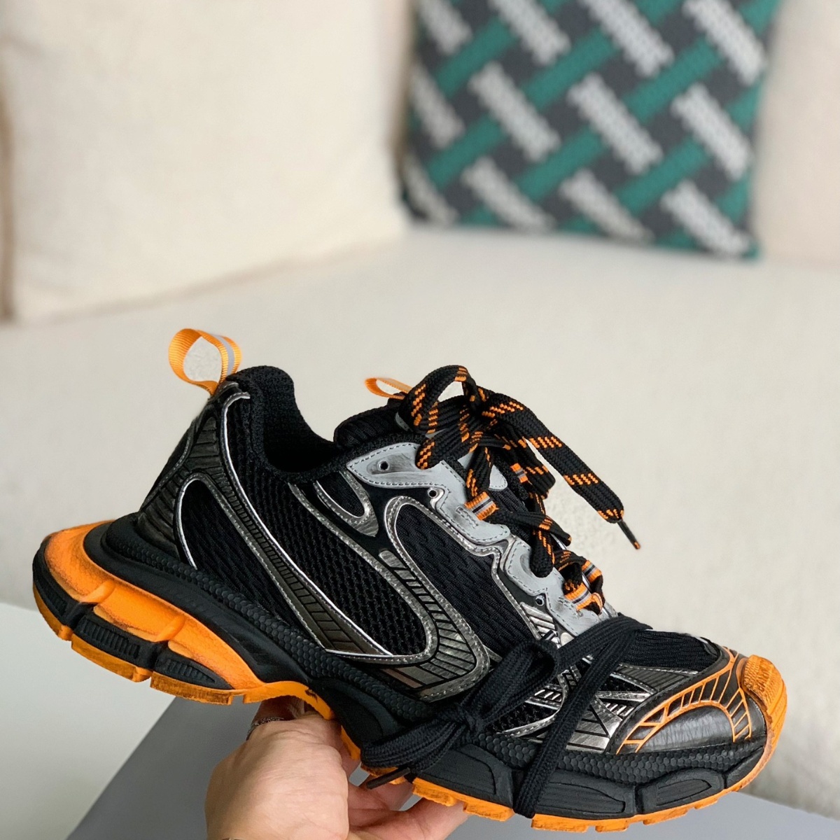 Sneaker 'Worn-Out - Black Orange'