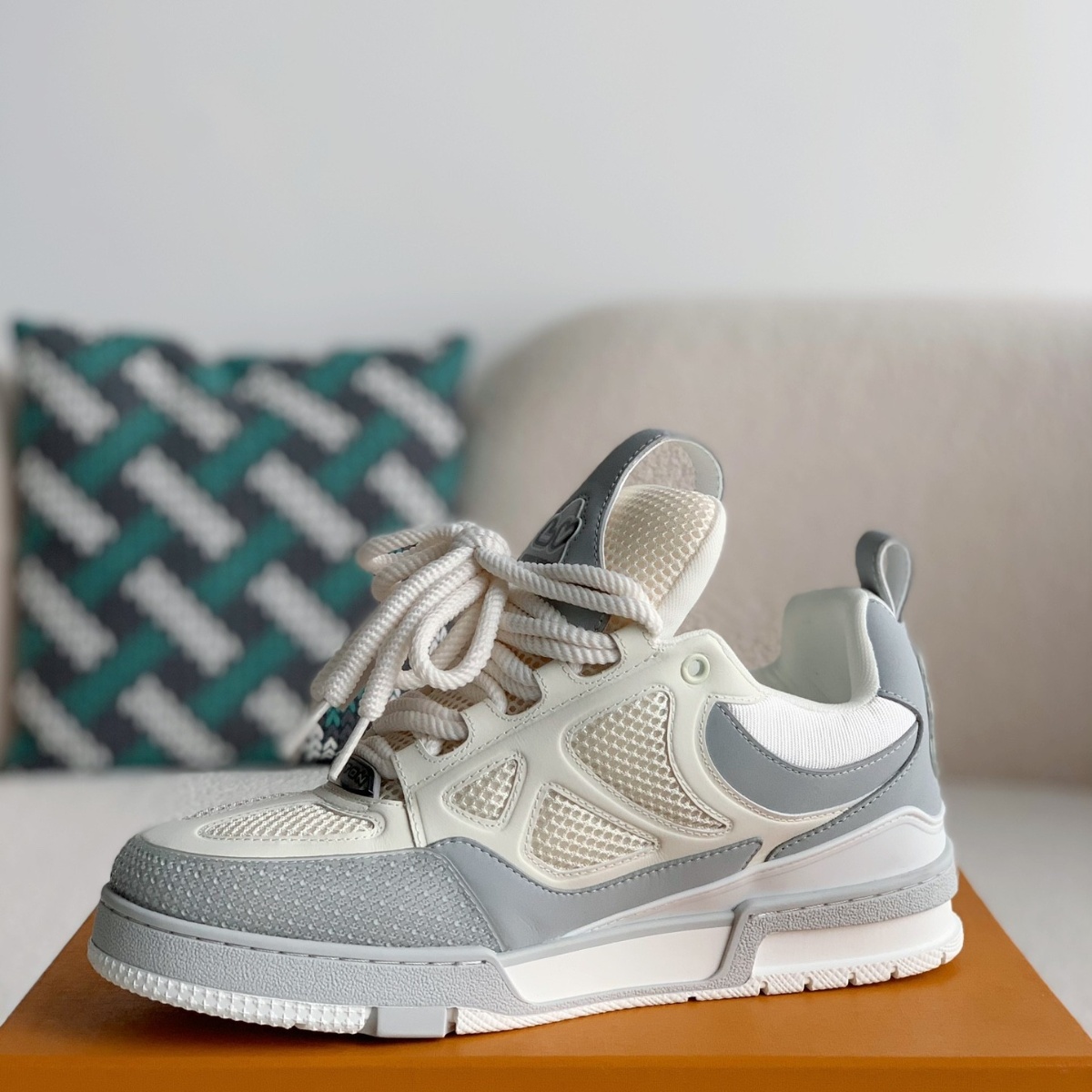 Monogram Trainer Hellgrauer Sneaker