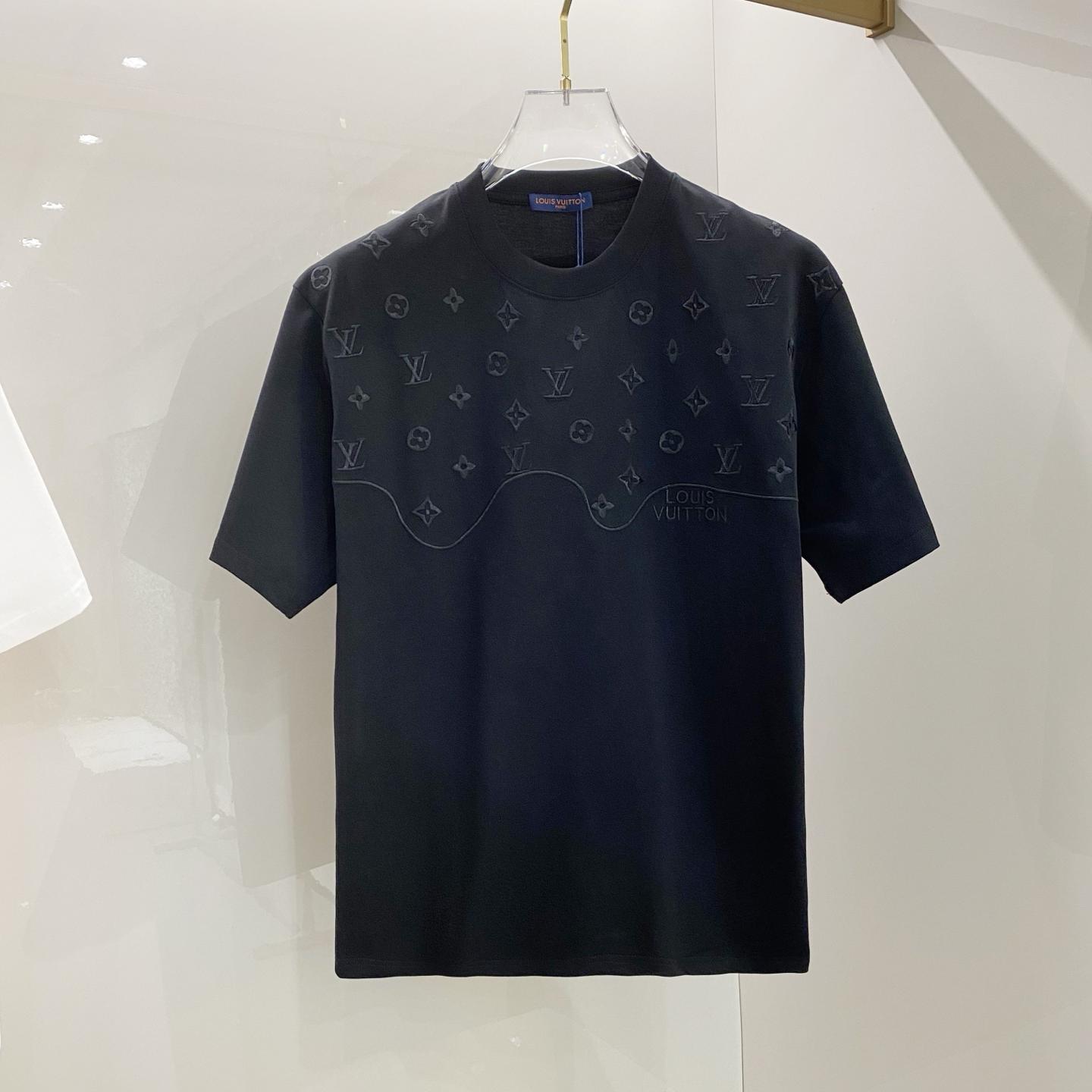 Embroidered patch graphic T-shirt