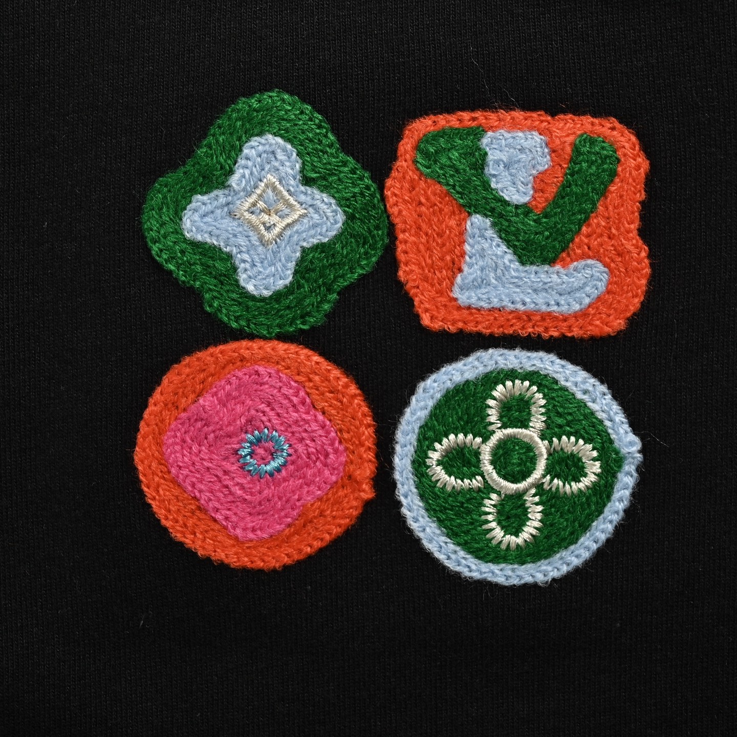 Embroidered badge short-sleeved T-shirt