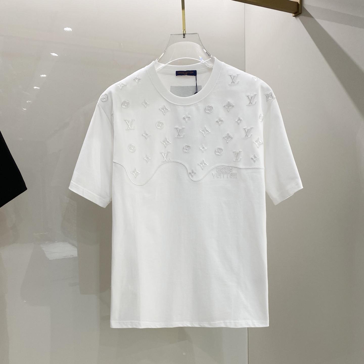 Embroidered patch graphic T-shirt