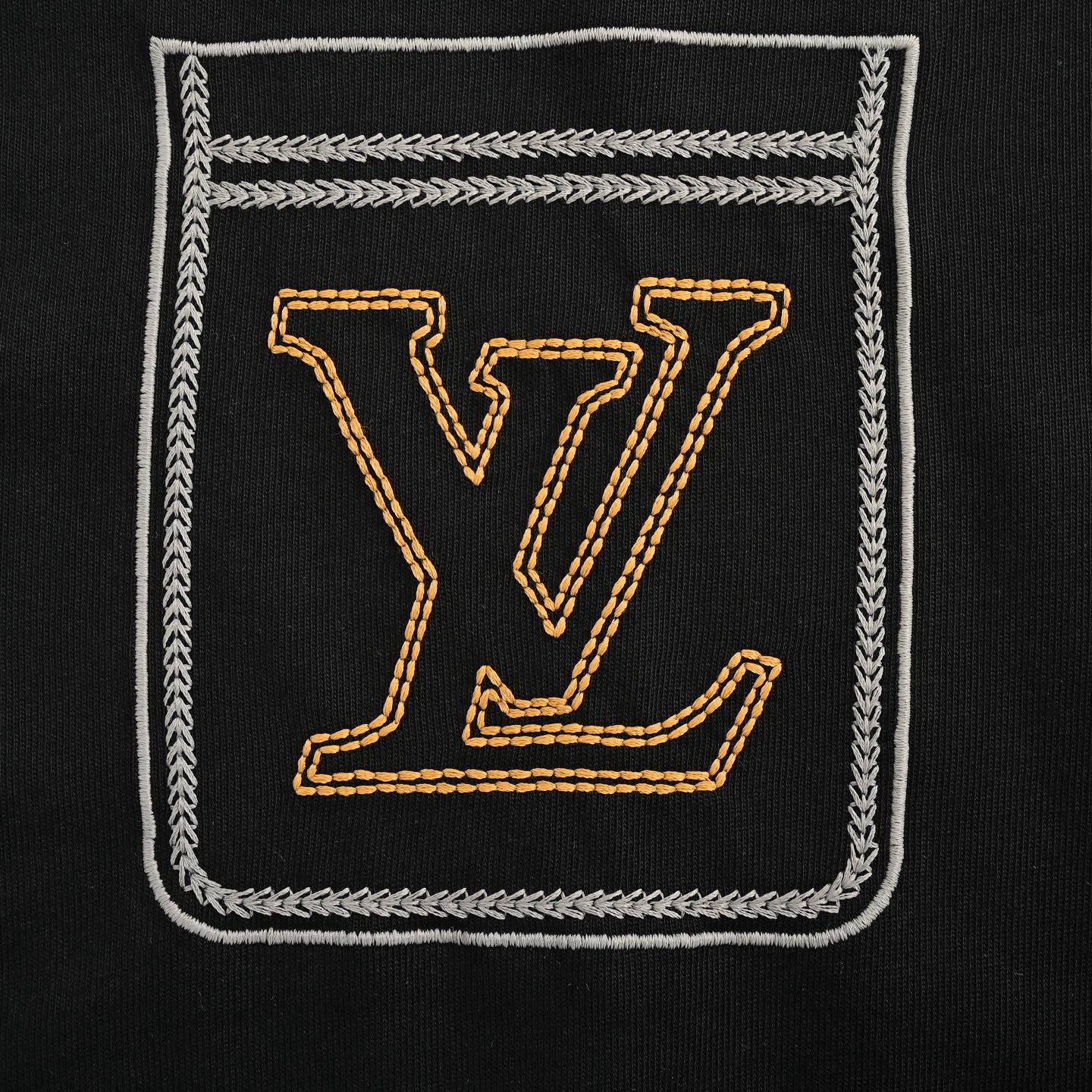 Line pocket embroidery T-shirt