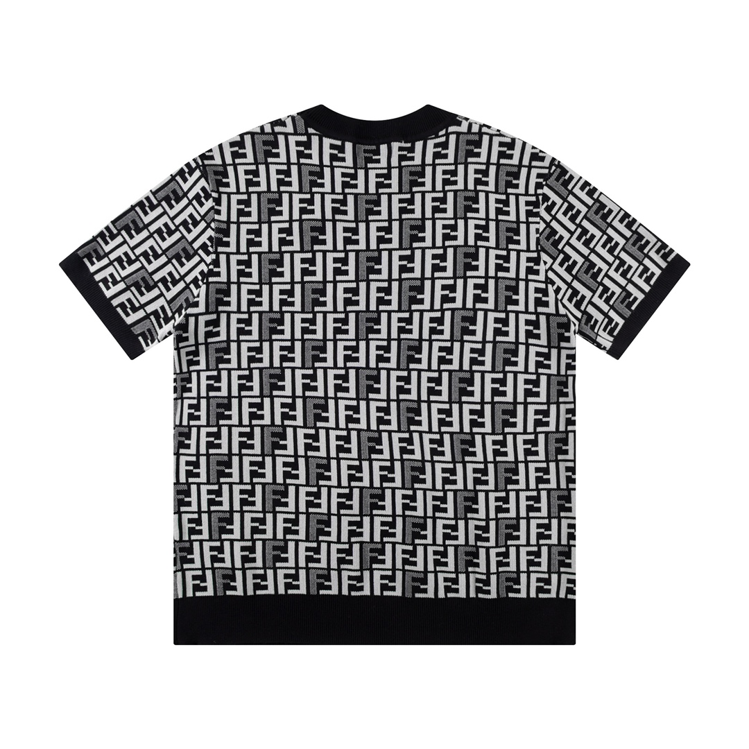 Short sleeved knitted t-shirt