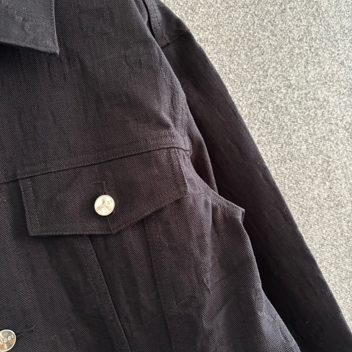 Embossed denim long-sleeved jacket