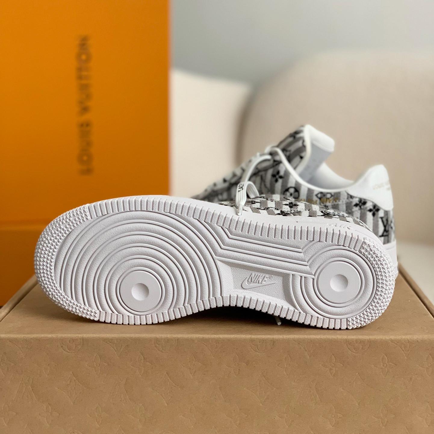 Canvas embroidered lettering sneakers